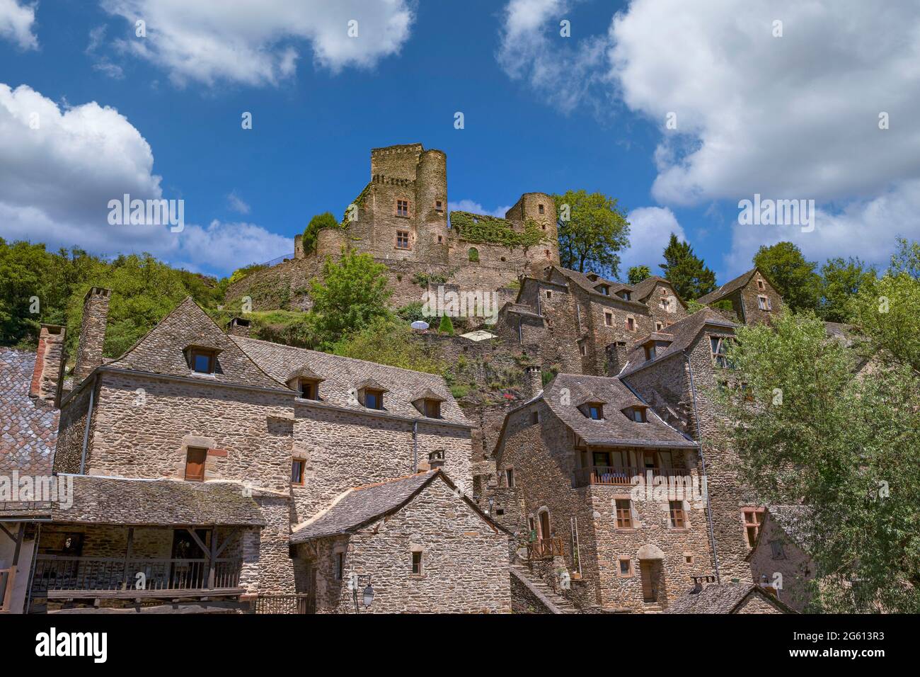 Frankreich, Aveyron, Dorf Belcastel, ehemalige Etappe auf der Straße nach Saint-Jacques-de-Compostelle, Dorf als eines der schönsten Dörfer Frankreichs bezeichnet, mittelalterliche Burg Belcastel, die Ende der 1970er Jahre vom Architekten Fernand Pouillon über dem Dorf restauriert wurde Stockfoto