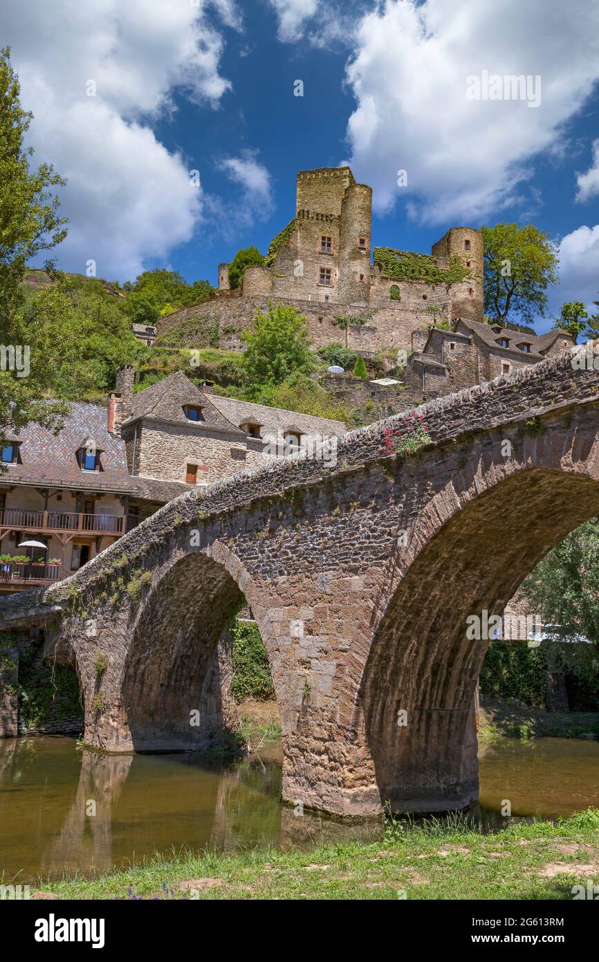 Frankreich, Aveyron, Dorf Belcastel, ehemalige Etappe auf dem Weg nach Saint-Jacques-de-Compostelle, Dorf als eines der schönsten Dörfer Frankreichs bezeichnet, Steinbrücke aus dem 15. Jahrhundert über dem Aveyron und im Hintergrund die mittelalterliche Burg von Belcastel, die Ende der 1970er Jahre vom Architekten Fernand Pouillon über dem Dorf restauriert wurde Stockfoto
