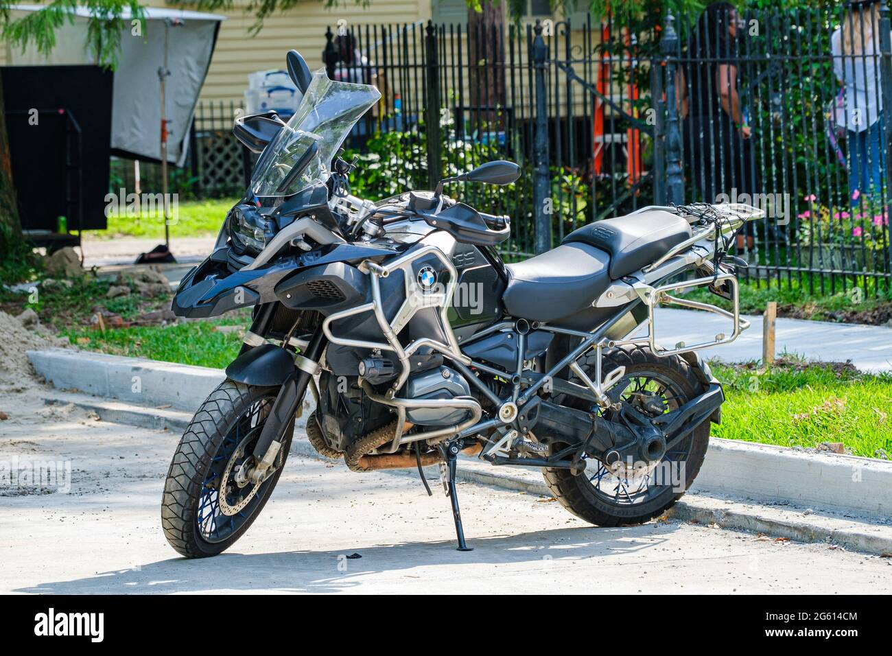 NEW ORLEANS, LA, USA - 13. JUNI 2021: BMW GS Motorrad in Uptown Nachbarschaft geparkt Stockfoto