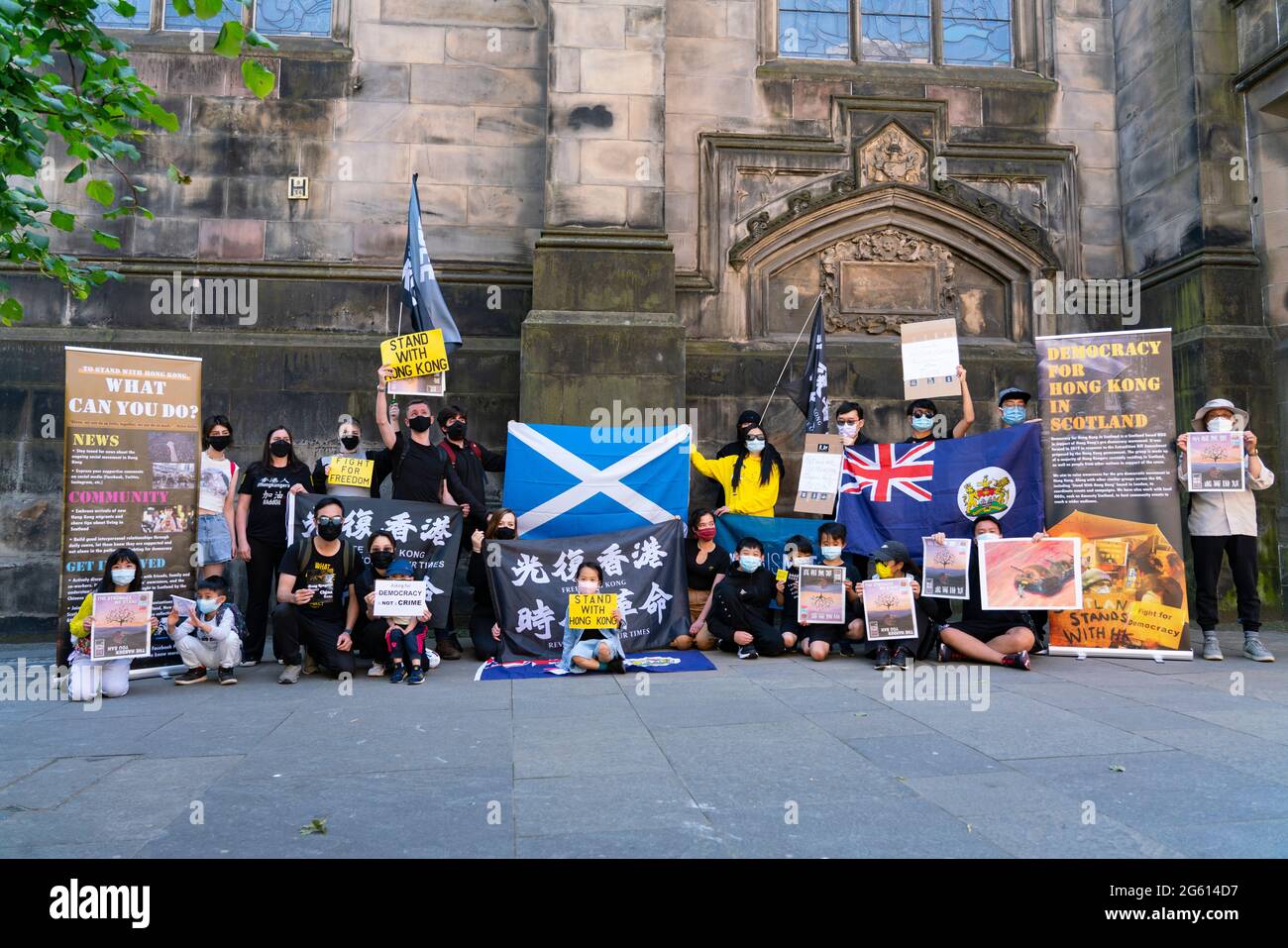 Edinburgh, Schottland, Großbritannien. Juli 2021. Am 1. Juli, dem 100. Jahrestag der Gründung der Kommunistischen Partei Chinas, veranstalteten Demonstranten für Demokratie in Hongkong eine Kundgebung in der St. Giles Cathedral auf der Royal Mile in Edinburgh. Gastrednerin Christine Jardine, MSP-Liberaldemokratin, brachte ihre Unterstützung zum Ausdruck und forderte die britische Regierung auf, allen Menschen in Hongkong britische Visa anzubieten. Iain Masterton/Alamy Live News Stockfoto