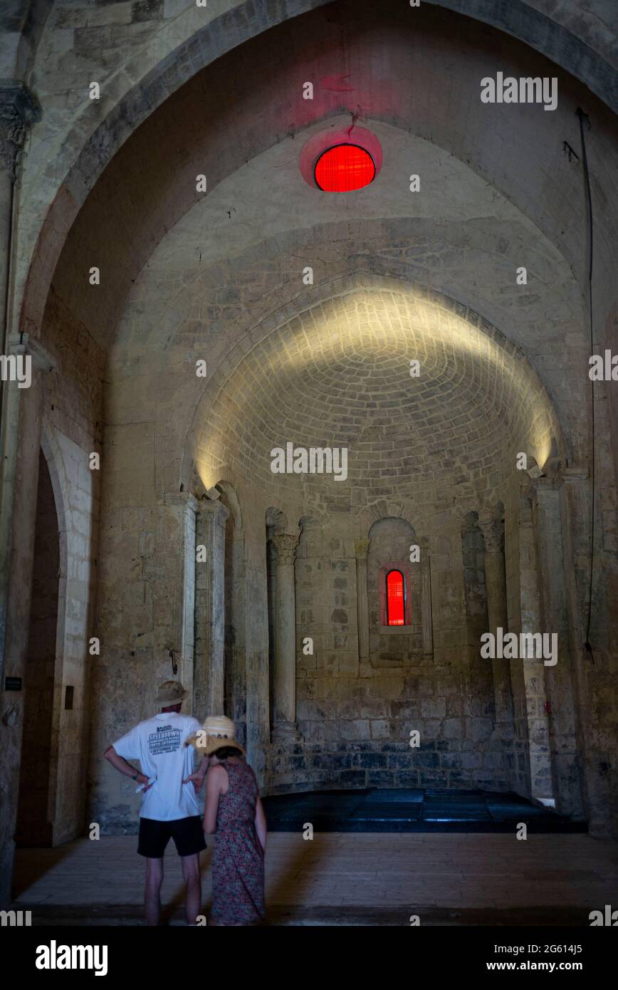 Frankreich, Alpes de Haute Provence, Mane, Museum und Garten von Salagon, Priorat-Kapelle, Buntglasfenster von der Künstlerin Aurelie Nemours Stockfoto