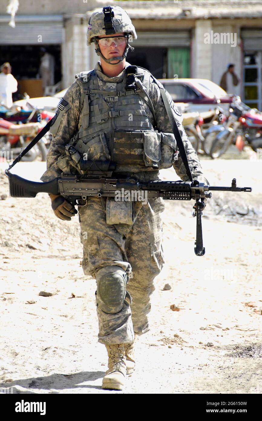 Provinz KHOWST, AFGHANISTAN - 23. April 2009 - US Army PFC. Keith Vallette patrouilliert am 23. April auf einem lokalen Basar in der Nähe des Kampfpostens von Sabari, Afghanistan Stockfoto