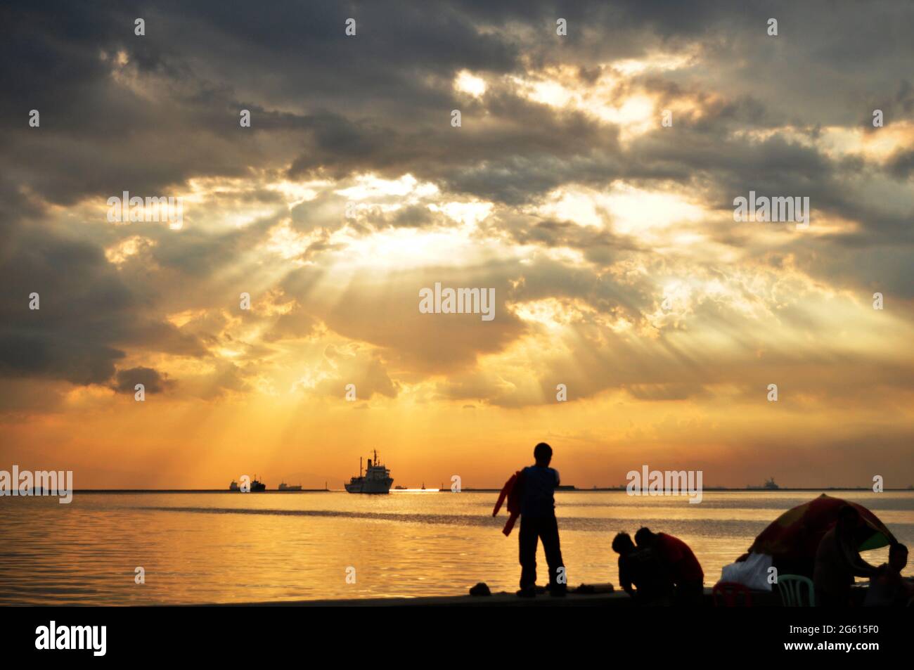 Sonnenuntergang Dämmerung Zeit und Sonnenbeleuchtung im Meer Ozean Blick ng Maynila Bucht am Manila baywalk auf Roxas Boulevard Straße für philippinische Menschen und ausländische Reisen Stockfoto