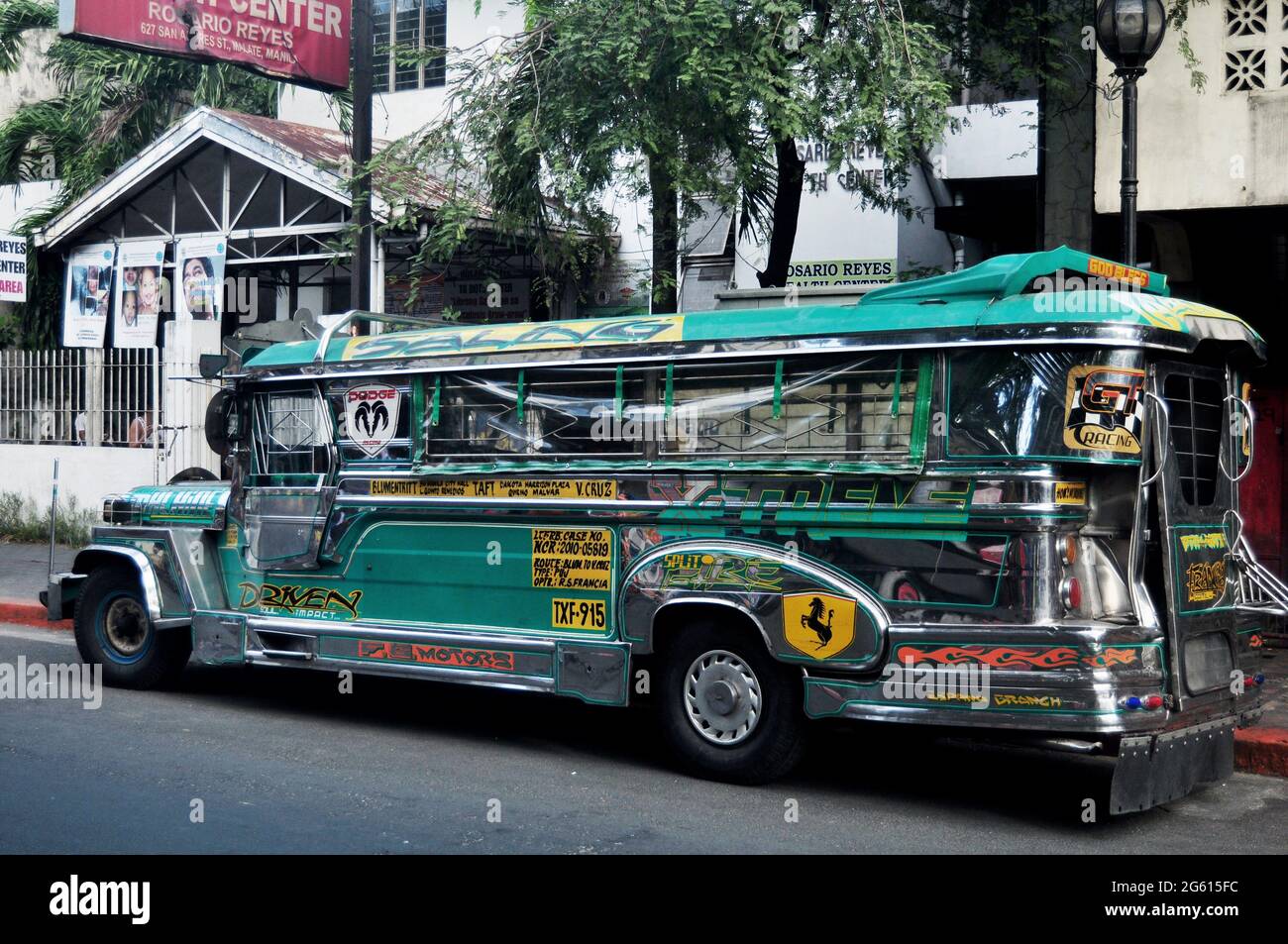 Klassische antike Retro-Bus-LKW für senden empfangen philippinische Menschen und ausländische Reisende Passagiere Reise besuchen Tour Intramuros Platz in Mayn Stockfoto