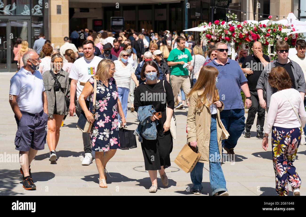 Edinburgh, Schottland, Großbritannien. Juli 2021. Warme Temperaturen und Sonnenschein zogen viele Besucher in die Straßencafés und Bars von Edinburgh und in das neue Einkaufszentrum des St. James Quarter, das letzte Woche eröffnet wurde. PIC; Einkäufer strömten zum St James Quarter. Iain Masterton/Alamy Live News Stockfoto