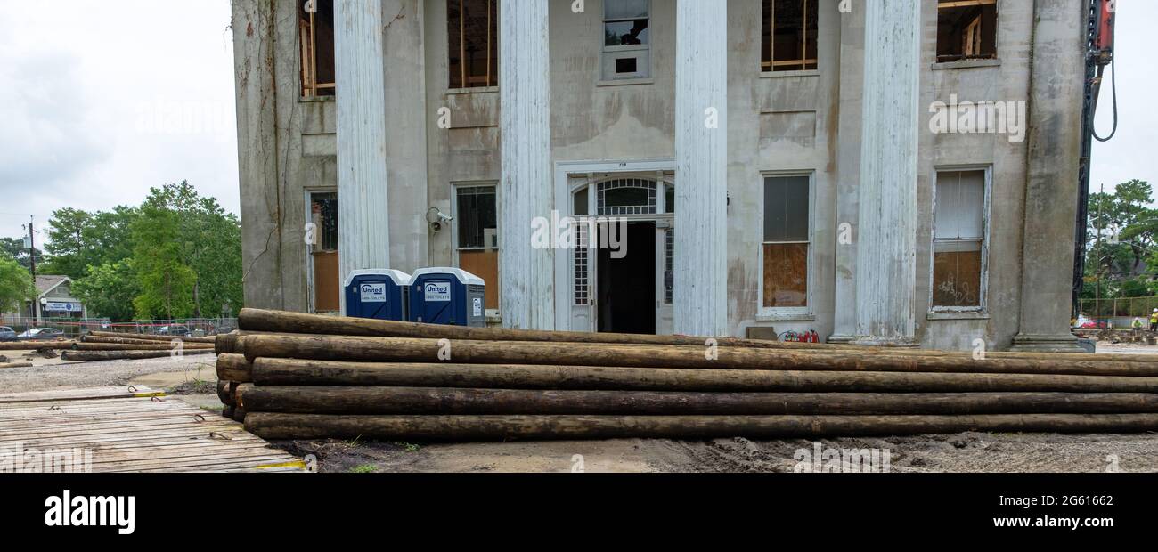 NEW ORLEANS, LA, USA - 22. JUNI 2021: Das historische Carrollton Courthouse wurde während des Bauprojekts vorgebaut Stockfoto