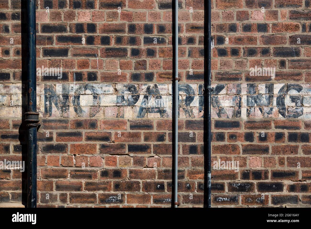 Kein Parkschild an einer alten Backsteinmauer, Großbritannien, Europa Stockfoto