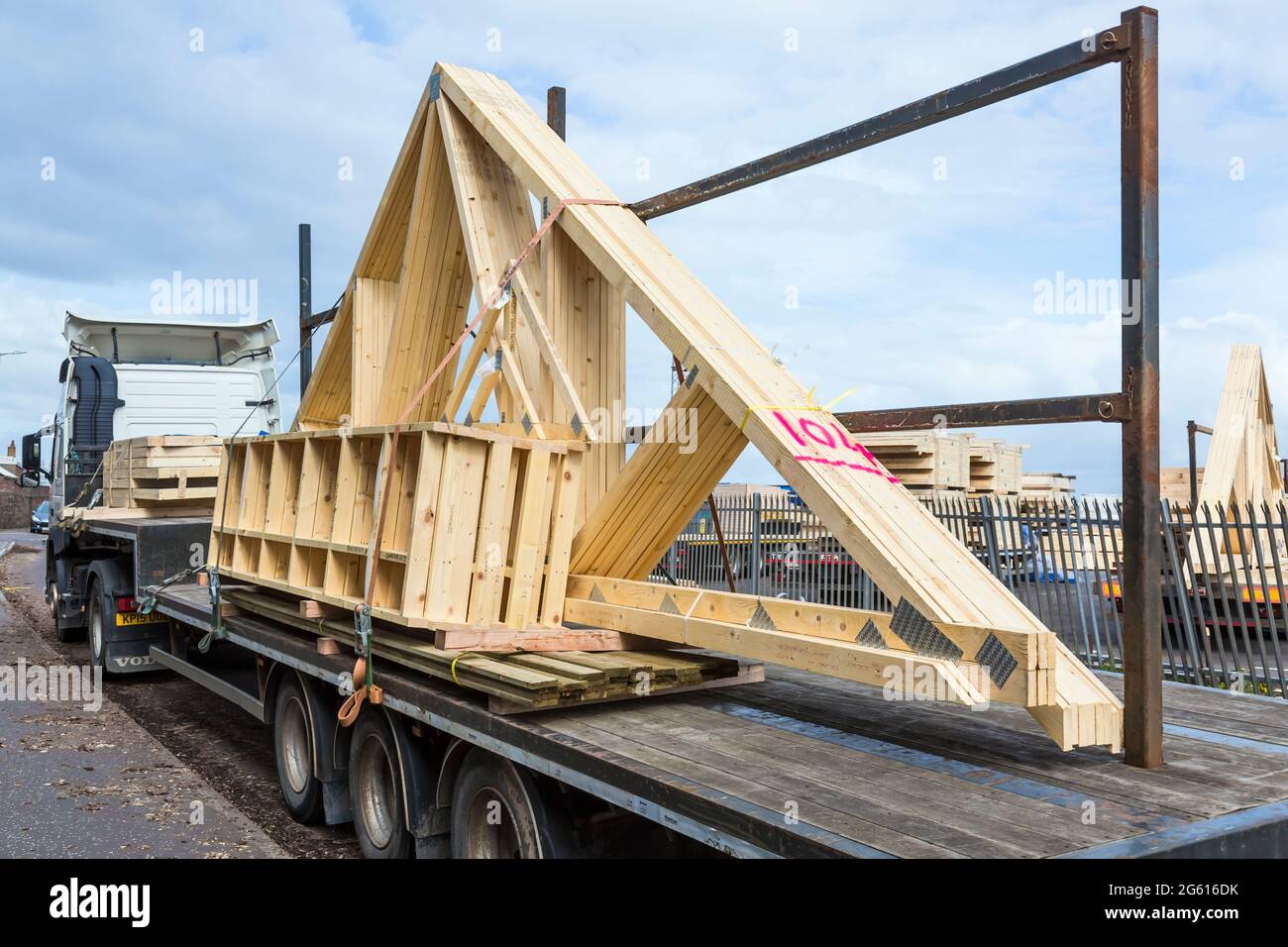 Vorgefertigte Dachbinder auf der Rückseite eines geparkten Lastwagens, Großbritannien Stockfoto