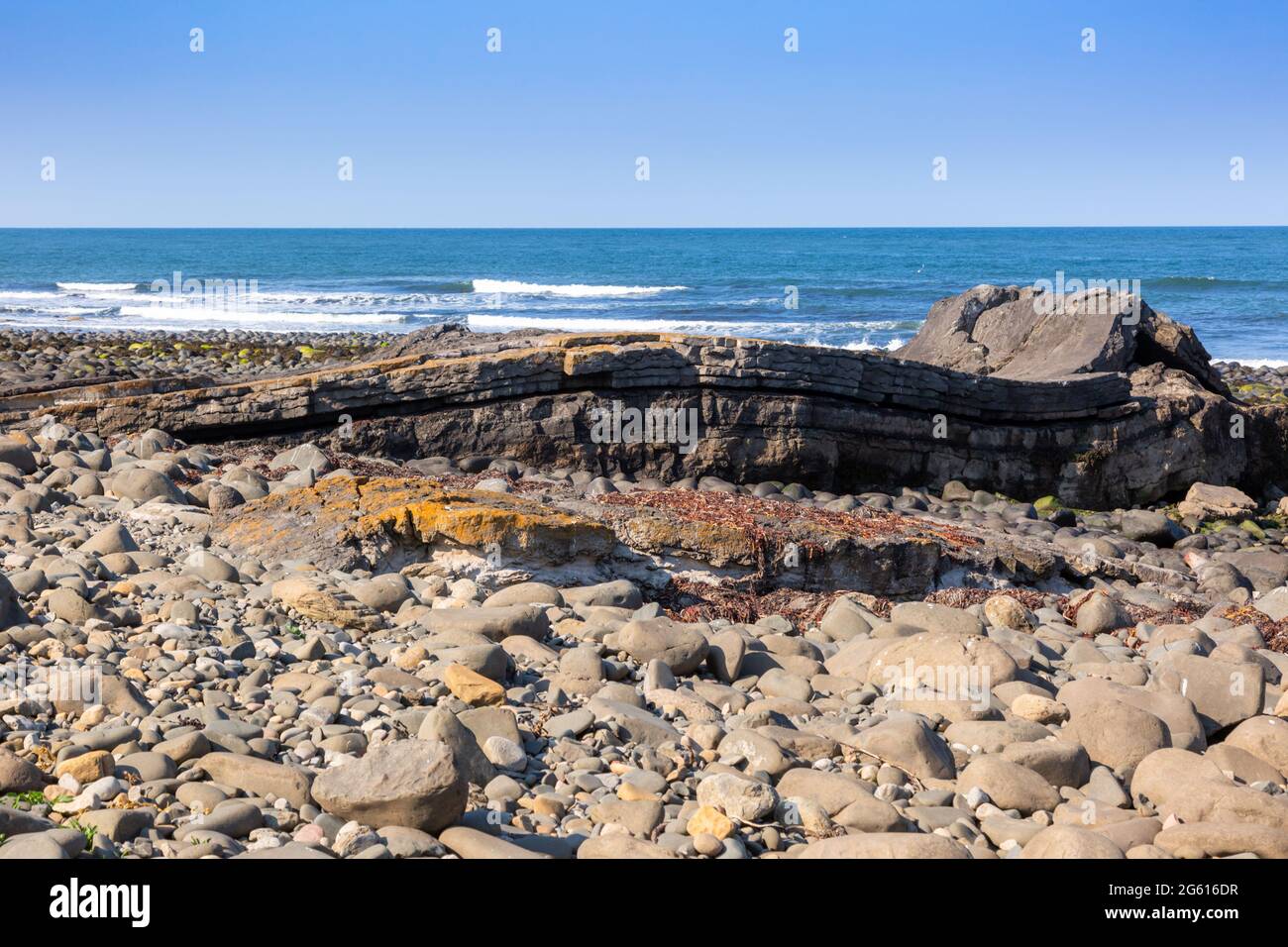 Sedimentgesteinsformation mit sichtbaren Schichten, Northumberland Coast, UK Stockfoto