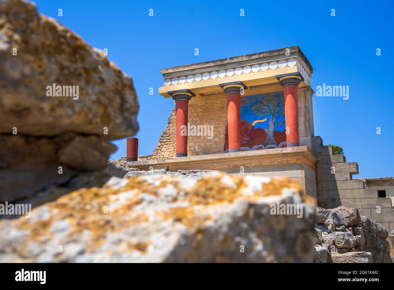 Minoischer Palast mit aufladendem Bullenfresko in Knossos auf Kreta, Griechenland Stockfoto