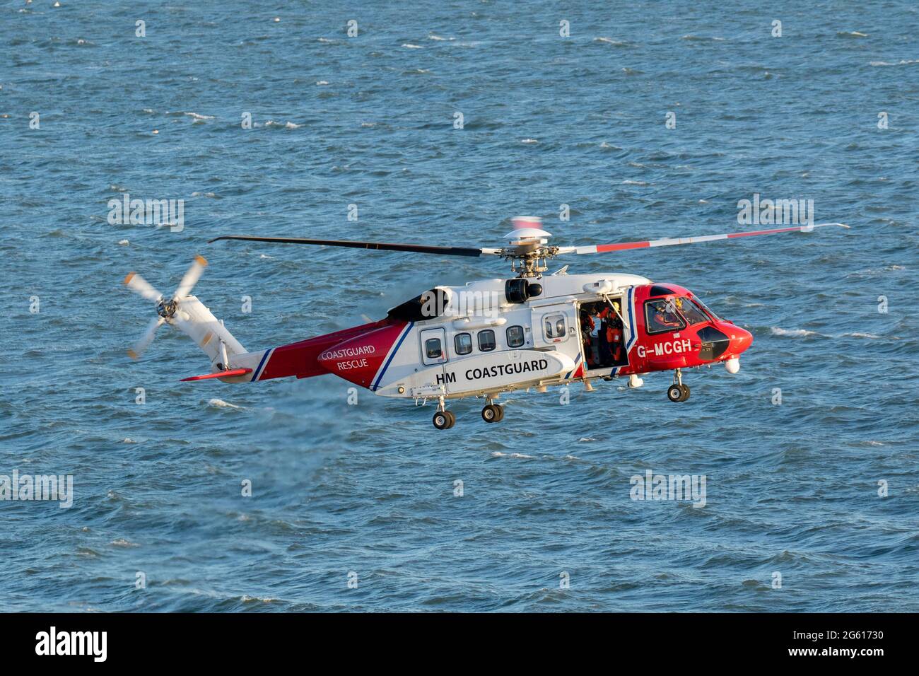 Sikorsky S-92a Küstenwache Übung an der Küste von Yorkshire. Stockfoto