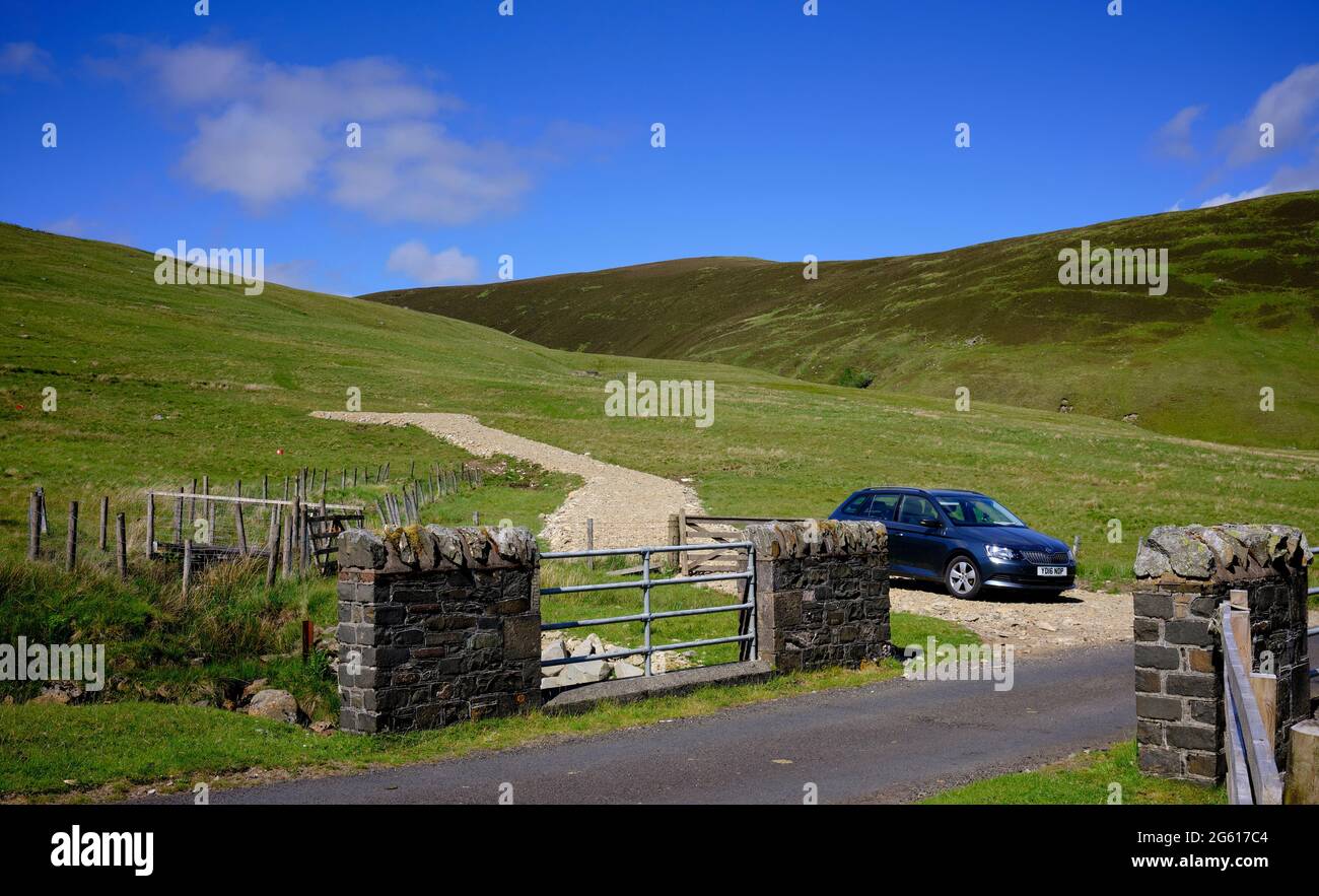 PKW geparkt auf der B709 zwischen Eskddalemuir und Ettrick Stockfoto