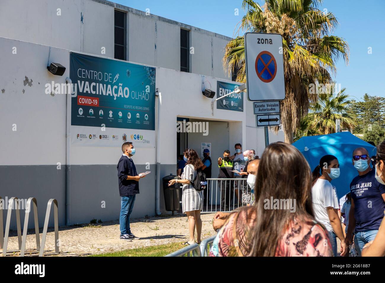 Olhao, Portugal - 30. Juni 2021: Viele Menschen in der Schlange warten vor dem Impfzentrum auf den Covid-19-Impfstoff Stockfoto