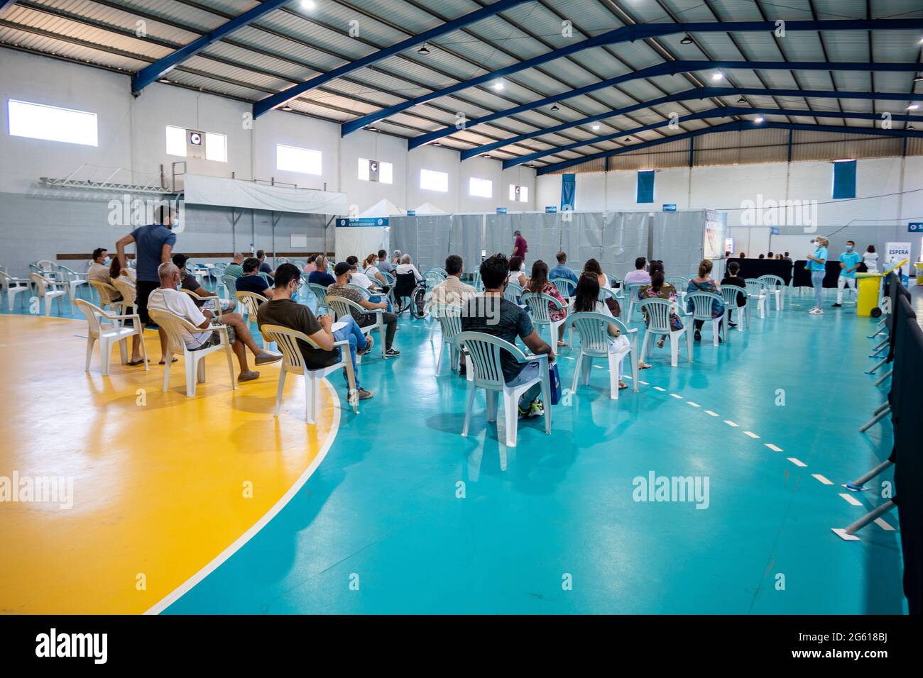 Olhao, Portugal - 30. Juni 2021: Menschen warten im Wartezimmer, bevor sie im Impfzentrum den Covid 19-Impfstoff erhalten Stockfoto
