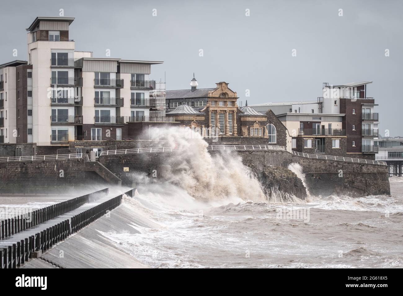 Weston-super-Mare, North Somerset, England, Großbritannien. Mai 2021. Starke Winde kombiniert mit einem Hochwasserteigteig die North Somerset Stadt Weston-super- Stockfoto