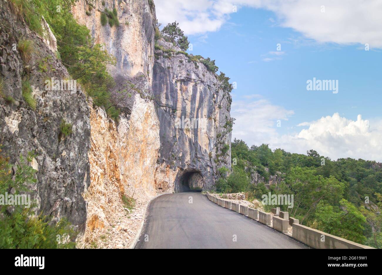 Bergstraße mit Tunnel im Berg zum Kloster Ostrog. Das Kloster liegt auf einer Höhe von ca. 900 m über dem Meeresspiegel. Montenegro Stockfoto