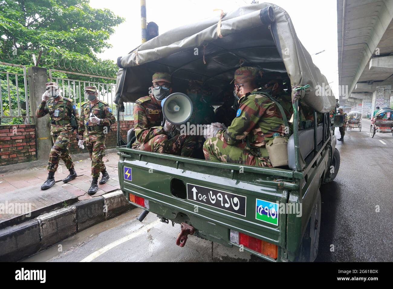 Dhaka, Bangladesch. Juli 2021. Während der landesweiten Sperre in Dhaka, Bangladesch, patrouillierte Armeepersonal am 01. Juli 2021. Die Behörden Bangladeschs verhängten eine Woche lang die landesweite Sperre, die aufgrund der zunehmenden Coronavirus-Infektionen und der Todesfälle durch Coronavirus im Land immer häufiger durchgeführt wurde. Quelle: Suvra Kanti das/ZUMA Wire/Alamy Live News Stockfoto