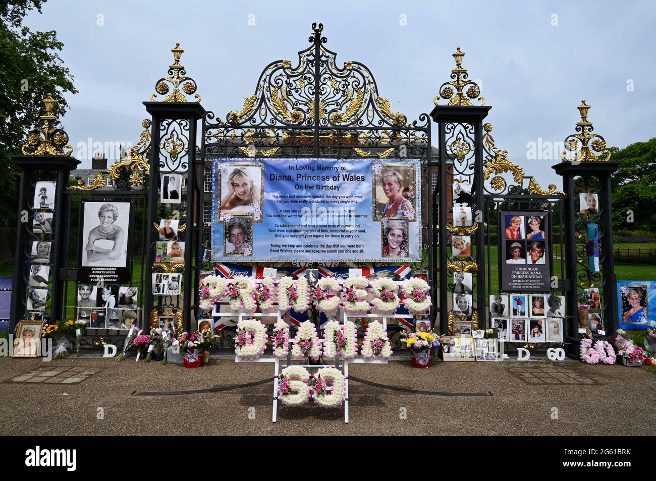 London, Großbritannien. Geblümte Hommage an Prinzessin Diana. An dem 60. Geburtstag von Prinzessin Diana enthüllten Prinz William und Prinz Harry eine neue Statue von ihr. Kensington Palace, Kensington. Kredit: michael melia/Alamy Live Nachrichten Stockfoto