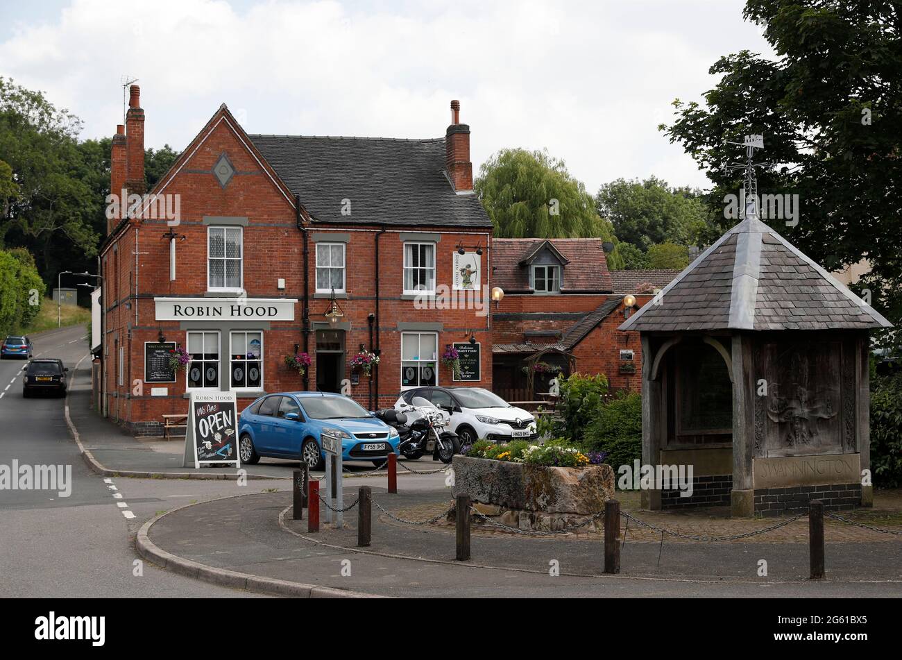 Swannington, Leicestershire, Großbritannien. Juli 2021. Ein allgemeiner Blick auf den Robin Hood Pub im Dorfzentrum. Swannington ist ein ehemaliges Bergbaudorf Sit Stockfoto