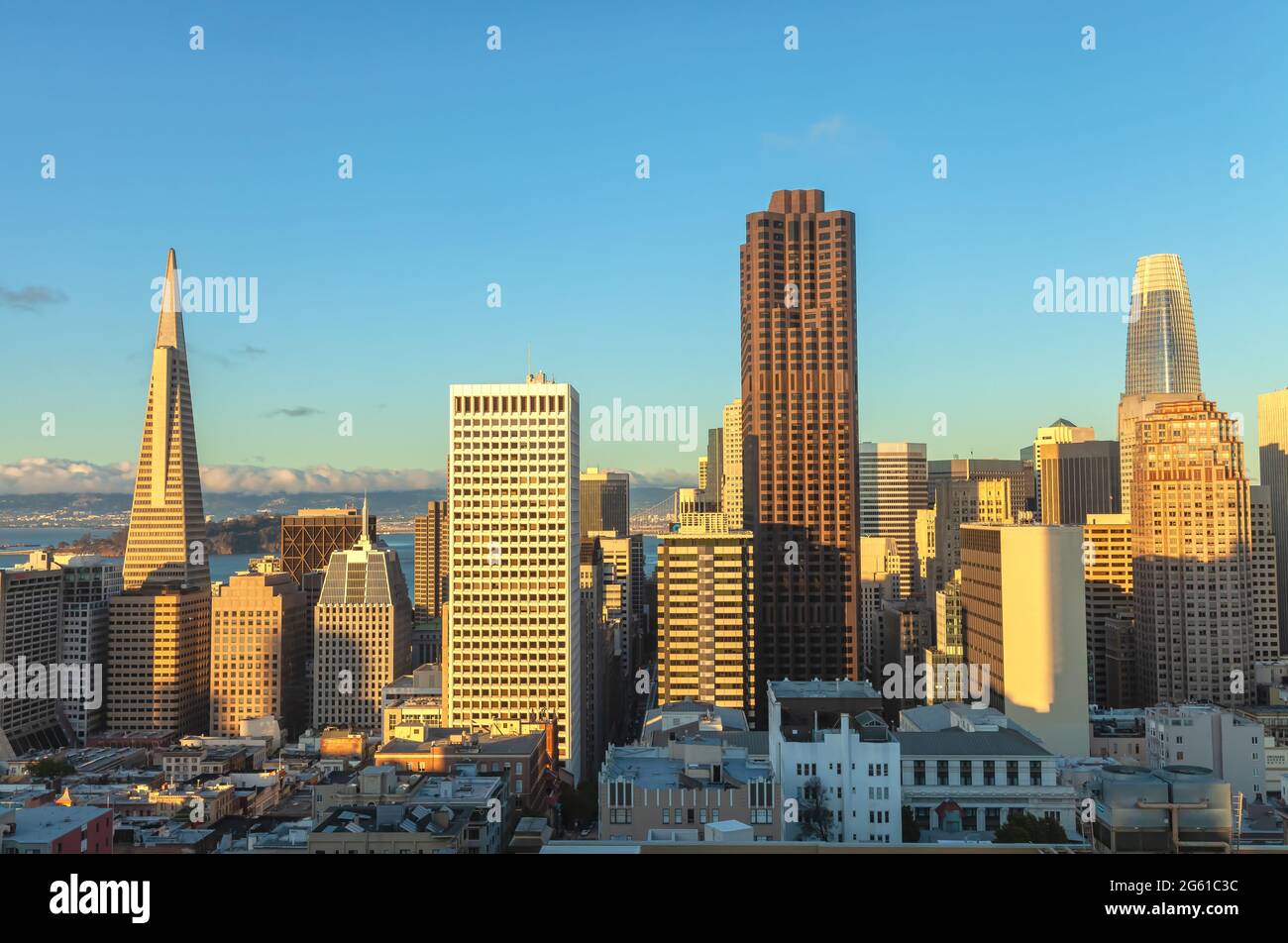 Luftaufnahme der Skyline von San Francisco am Abend, Kalifornien, USA. Stockfoto