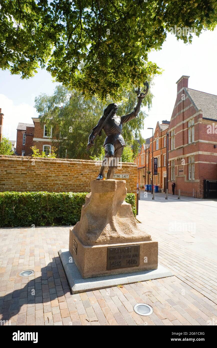 Statue von König Richard III der letzte König von England, der in der Schlacht vor der Leicester Cathedral getötet wurde Stockfoto