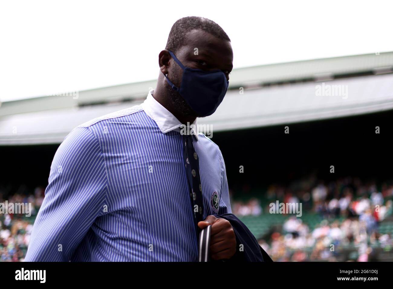 Ein Line Guard verlässt das Feld, nachdem Daniil Medvedev und Carlos Alcaraz Garfia am vierten Tag von Wimbledon im All England Lawn Tennis and Croquet Club, Wimbledon, das zweite Spiel auf Platz 1 hatten. Bilddatum: Donnerstag, 1. Juli 2021. Stockfoto