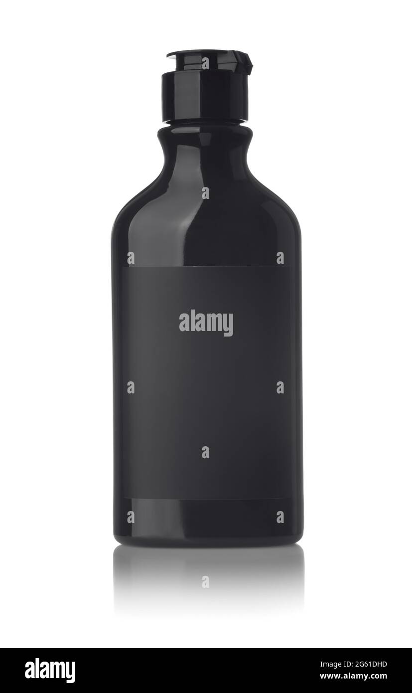 Vorderansicht der schwarzen Kosmetikflasche mit leerem Etikett, isoliert auf Weiß Stockfoto