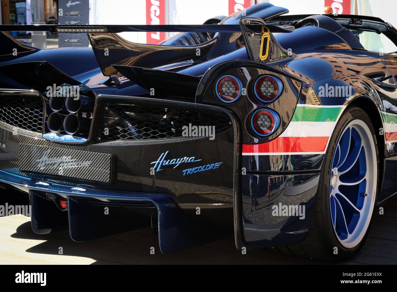 MODENA, ITALIEN, 1. Juli 2021 - Motor Valley Fest Ausstellung, Pagani Huayra Tricolore Super Auto Rückseite Detail Stockfoto