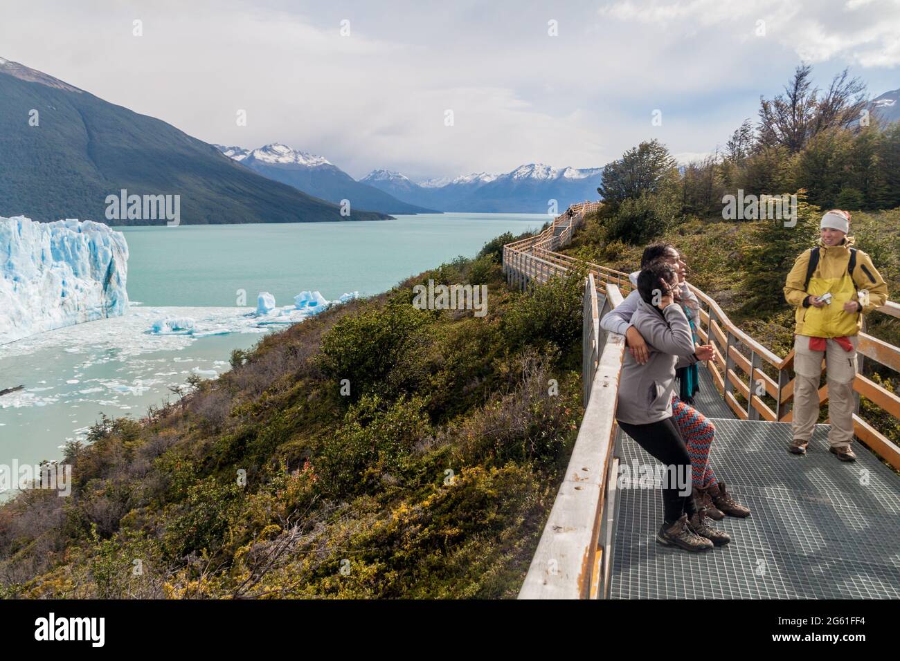 PERITO MORENO, ARGENTINIEN - 10. MÄRZ 2015: Touristen auf Strandwanderungen rund um den Perito Moreno Gletscher, Patagonien, Argentinien Stockfoto