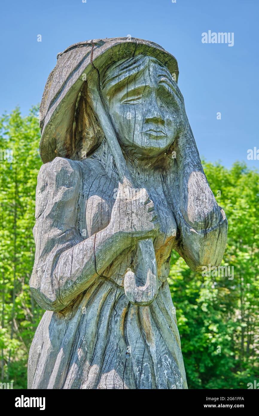 Holzstatue in einem Park in Wiarton, die mit einer Kettensäge aufwendig geschnitzt wurde. Dies war eine Möglichkeit, alte tote Bäume im Park zu verschönern. Stockfoto