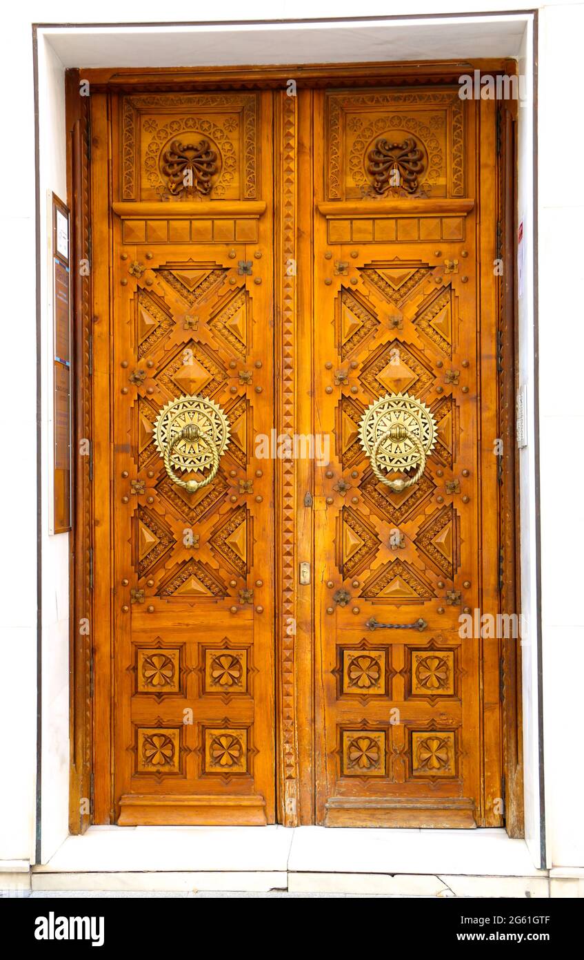 Doppelte Holztüren am Eingang eines Mehrfamilienhauses in Zaragoza Aragon  Spanien Stockfotografie - Alamy