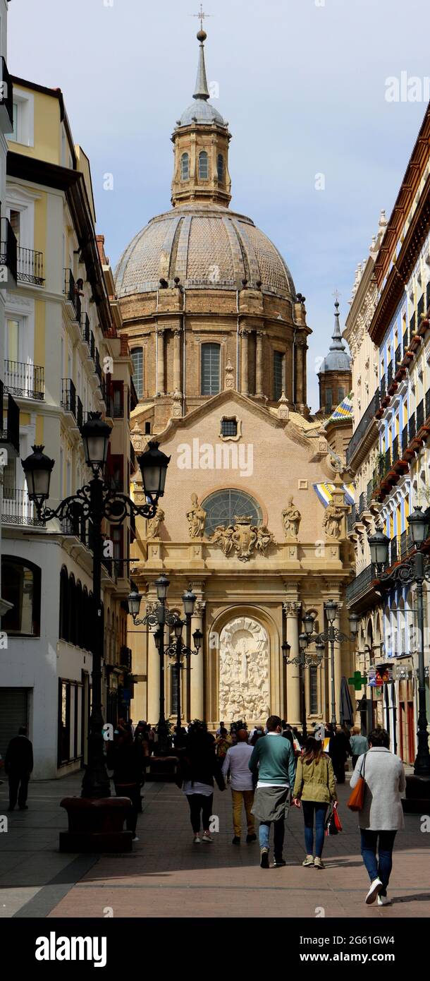 Blick entlang der Hauptfußgängerzone in Richtung Basilica del Pilar Zaragoza Aragon Spanien an einem sonnigen Nachmittag Stockfoto