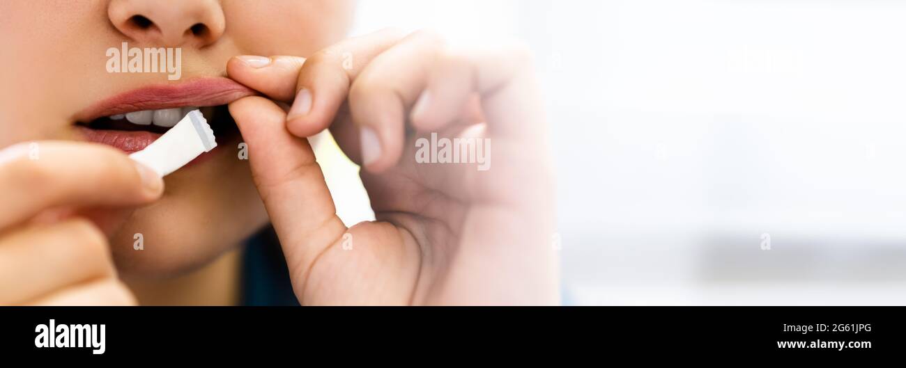 Frau Kauen Nass Feucht Nikotin Tabak Snus Produkt Stockfotografie Alamy