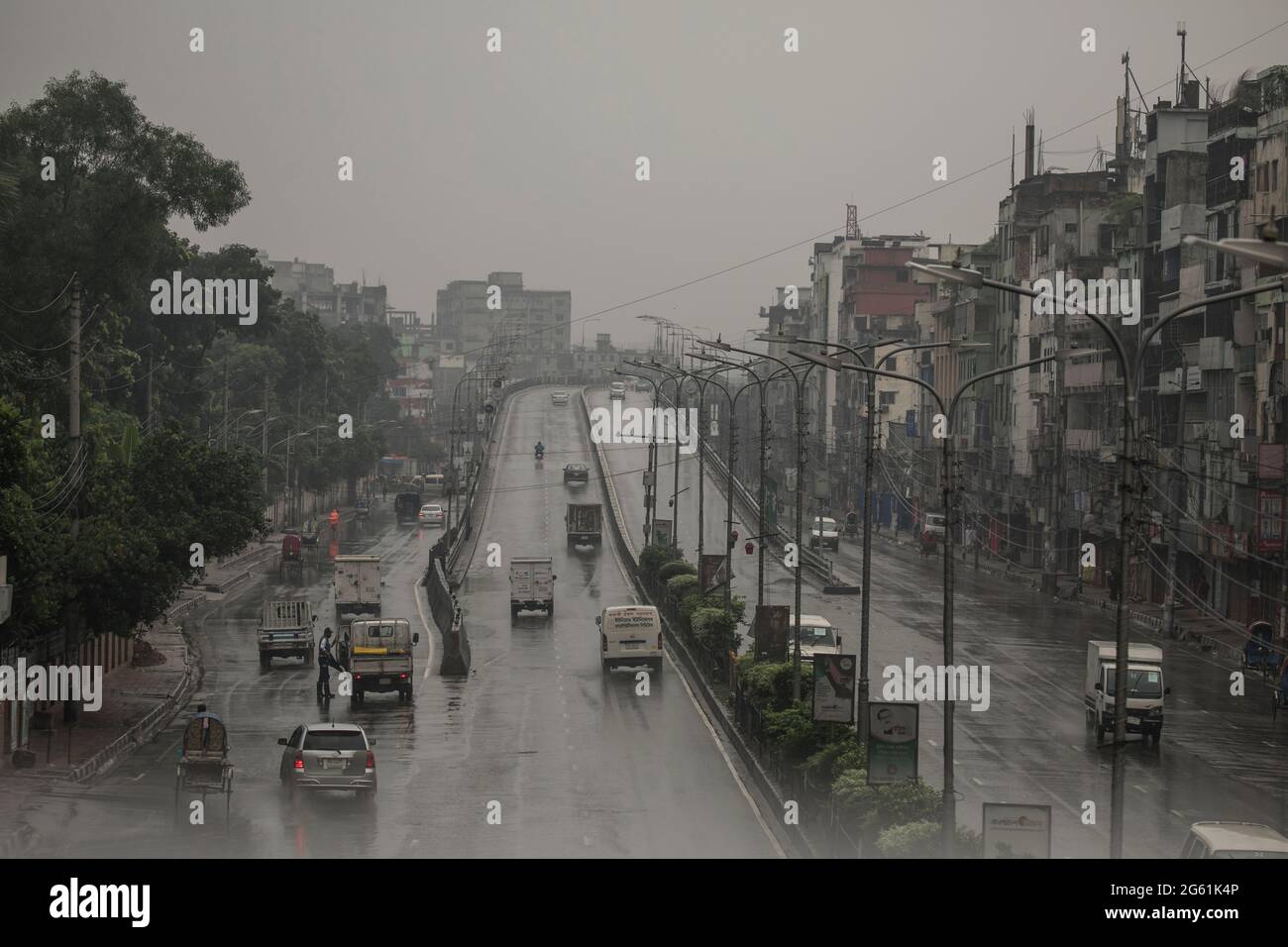 Dhaka, Bangladesch. Juli 2021. Nur wenige Fahrzeuge wurden während einer neuen, strengen Sperre in Dhaka auf der Straße gesehen.die Regierung von Bangladesch kündigte eine neue Sperre an, um die Ausbreitung des Covid-19-Coronavirus in Bangladesch einzudämmen. Kredit: SOPA Images Limited/Alamy Live Nachrichten Stockfoto