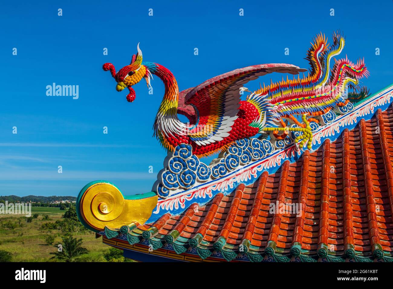Chinesische Drachenstatue auf einem Dach eines Tempels Stockfoto