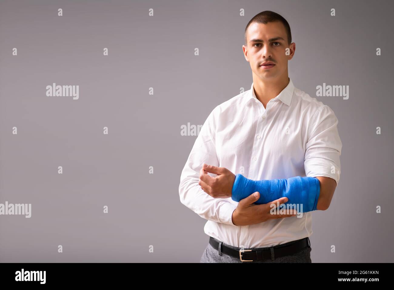 Mitarbeiter Mit Verletzung Eines Gebrochenen Arms Im Büro Stockfoto