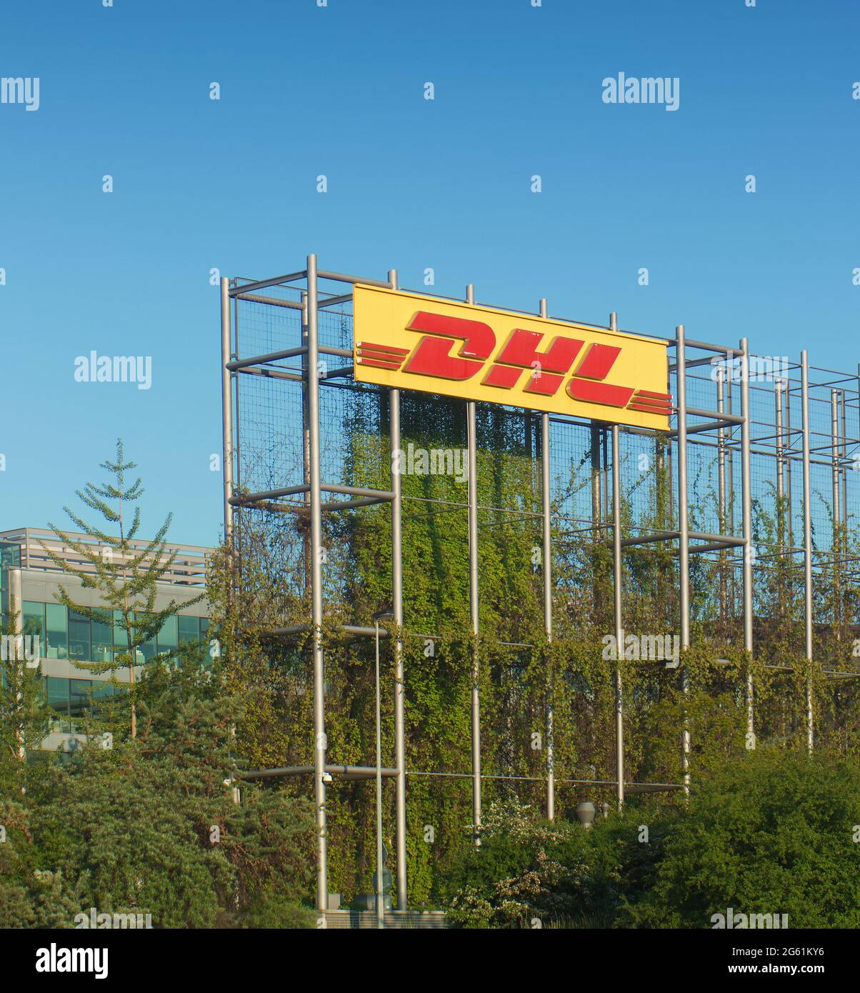 DHL-Logo auf einem Bau im Industriepark Chodov am 31. Mai 2021 in Prag, Tschechische republik Stockfoto