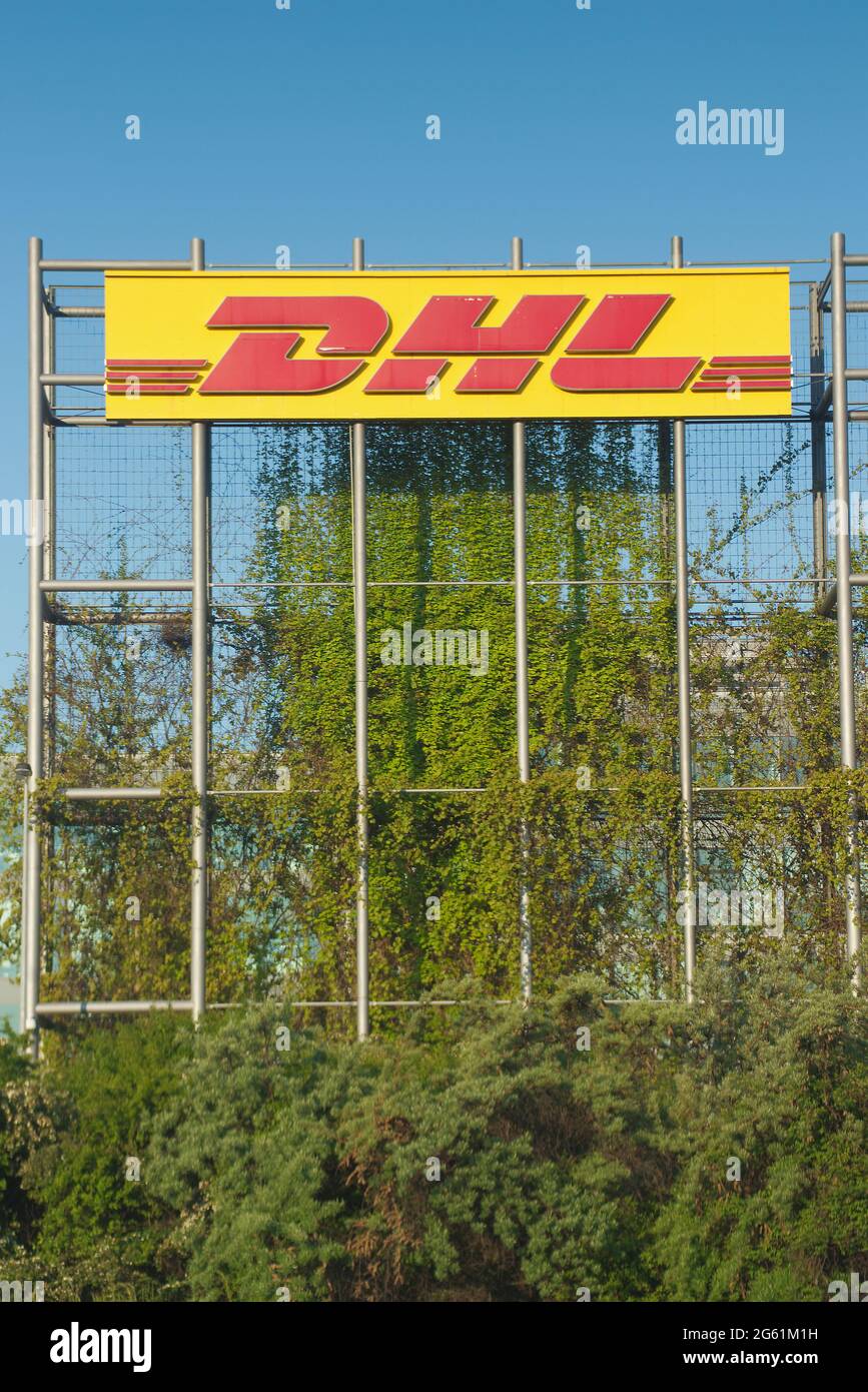 DHL-Logo auf einem Bau im Industriepark Chodov am 31. Mai 2021 in Prag, Tschechische republik Stockfoto