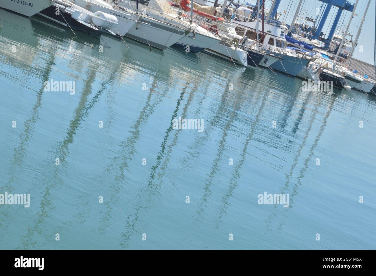Sportschiffe vertäuten in einem Freizeithafen Stockfoto