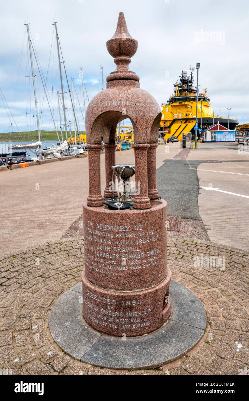 Der Trinkbrunnen von 1890 am Pier von Lerwick erinnert an die sichere Rückkehr der hullwhalerin Diana, nachdem sie im arktischen Eis gefangen war. Stockfoto