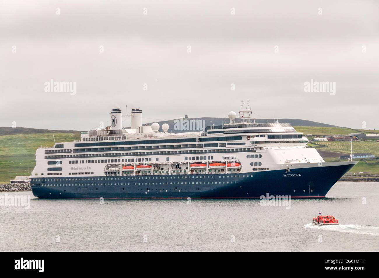 Kreuzfahrtschiff MS Rotterdam der Holland America Line in Bressay Sound vor Lerwick auf Shetland. 2020 an Fred Olsen Cruise Lines verkauft und in Borealis umbenannt Stockfoto