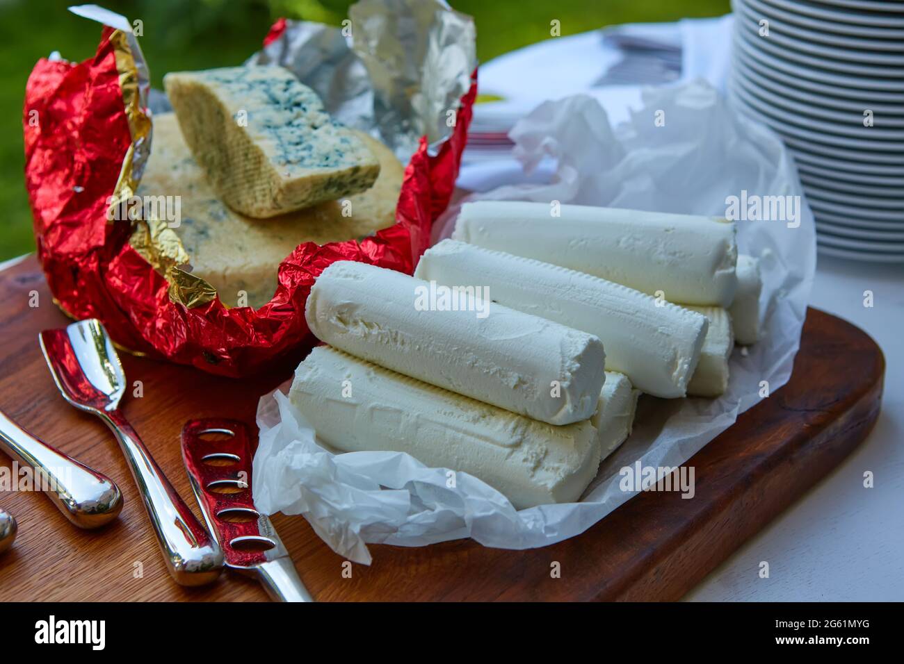 Käseparty, perfekte Feiertagsvorspeise auf rustikalem Holzbrett Stockfoto