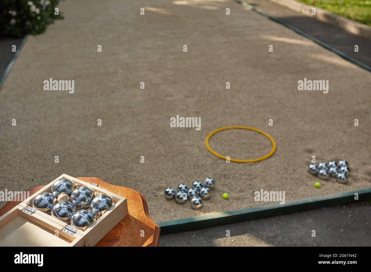 Sechs metallische Petanque-Kugeln in Holzkiste bereit zum Spielen Stockfoto