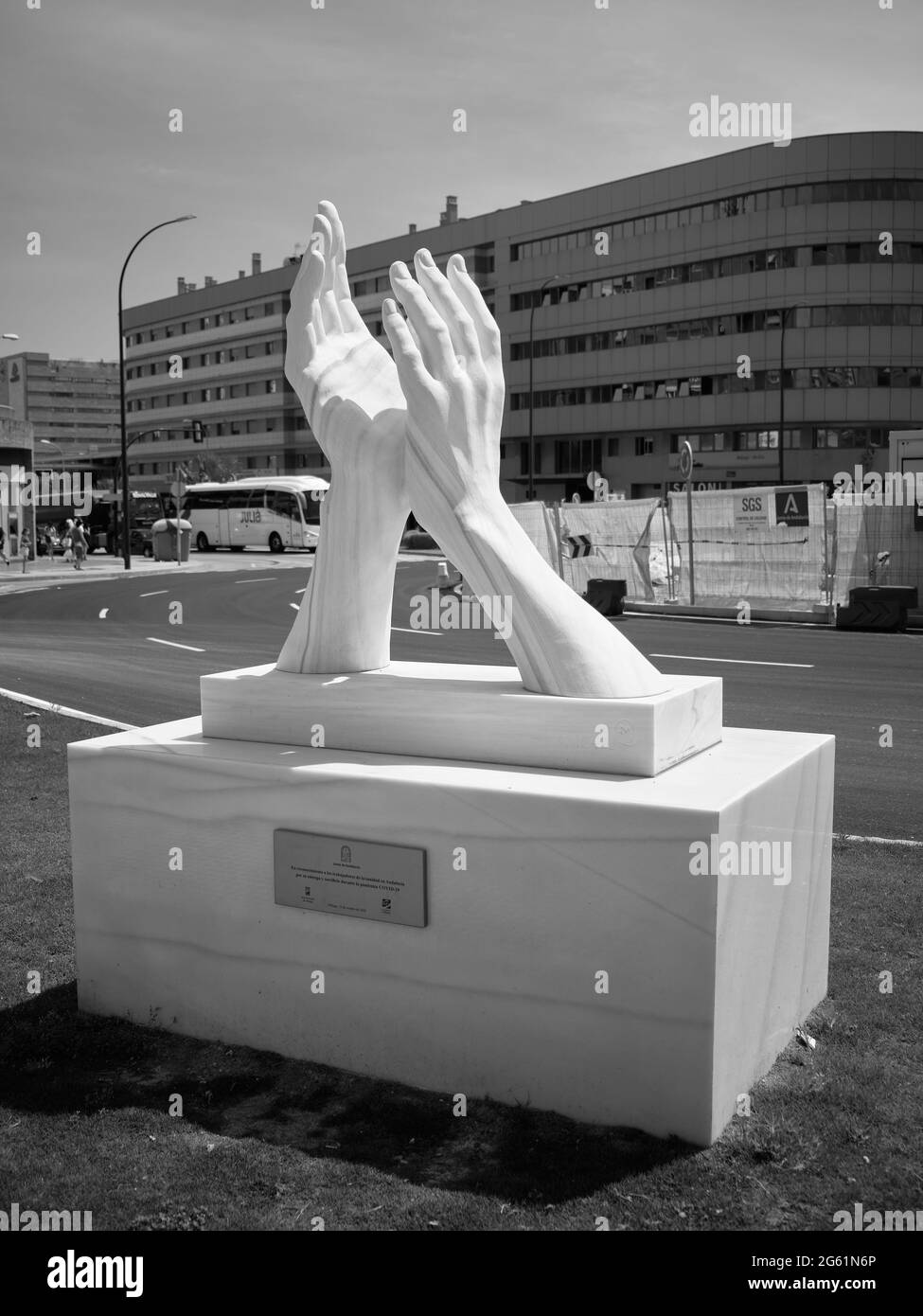 Klatschende Hände. Skulptur, die die Arbeit von Gesundheitspersonal und anderen wesentlichen Arbeitnehmern anerkennt, um den Covid zu enthalten. Malaga, Spanien Stockfoto