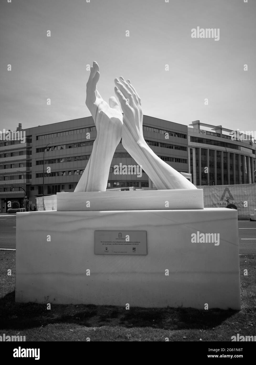 Klatschende Hände. Skulptur, die die Arbeit von Gesundheitspersonal und anderen wesentlichen Arbeitnehmern anerkennt, um den Covid zu enthalten. Malaga, Spanien Stockfoto