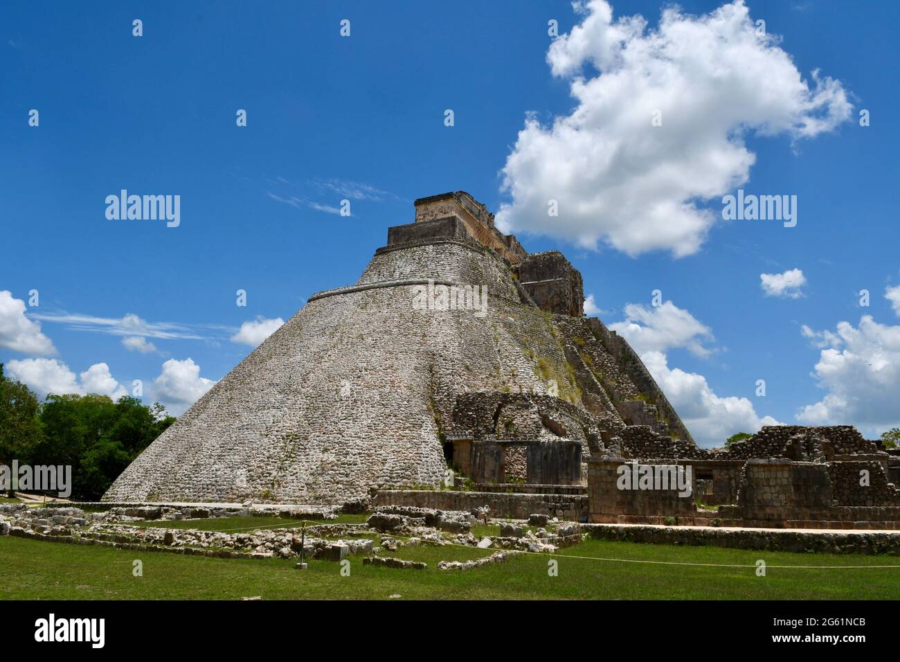 Pyramide des Magiers, gelegen in der alten Maya-Stadt Uxmal, Yucatan, Mexiko. Stockfoto