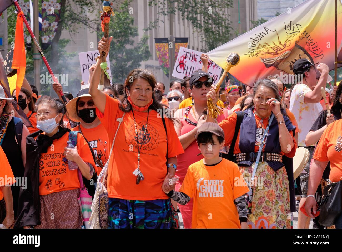 Ottawa, Kanada. Juli 2021. Tausende marschierten in einer von indigenen Führern angeführten Cancel Canada-Kundgebung durch die Straße der Hauptstadt und forderten die Kanadier auf, den Nationalfeiertag neu zu überdenken, da Kanada sich weiterhin mit dem Erbe der indischen Wohnschulen auseinandersetzt, während mehr Leichen von Kindern in unmarkierten Gräbern entdeckt werden. Orange wurde zum Gedenken an diese Kinder getragen, die in Wohnschulen im ganzen Land starben. Kredit: Meanderingemu/Alamy Live Nachrichten Stockfoto