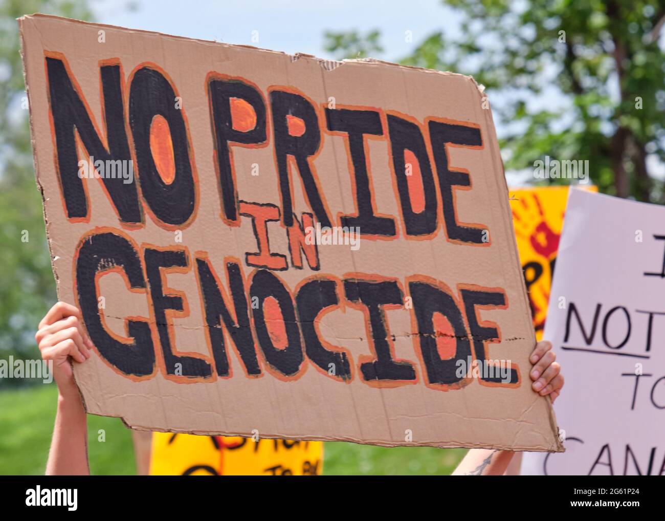 Ottawa, Kanada. Juli 2021. Tausende marschierten durch die Straßen der Hauptstadt in einer von indigenen Führern geführten Abbruch Canada-Rallye, die die Kanadier forderte, den Nationalfeiertag zu überdenken, während Kanada sich weiterhin mit dem Erbe der indischen Residential Schools auseinandersetzt, da mehr von Kinderleichen in nicht markierten Gräbern entdeckt werden. "No Pride in Genocide" -Schild. Quelle: Meanderingemu/Alamy Live News Stockfoto