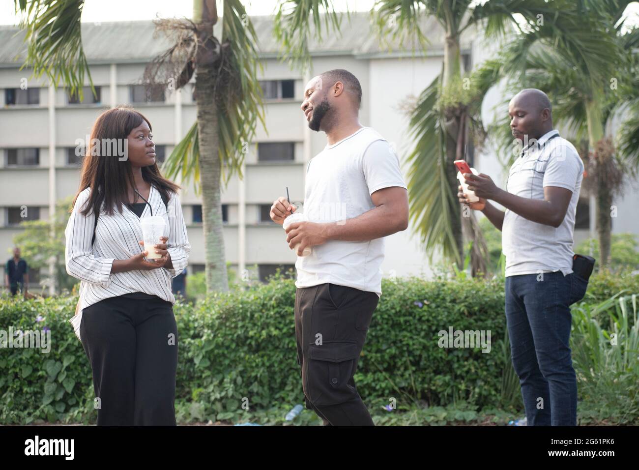 Junge afrikaner diskutieren im Freien Stockfoto