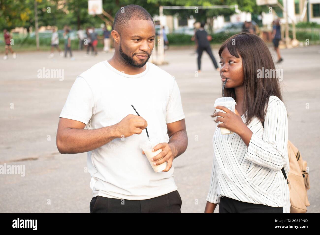 Junge afrikaner diskutieren im Freien Stockfoto